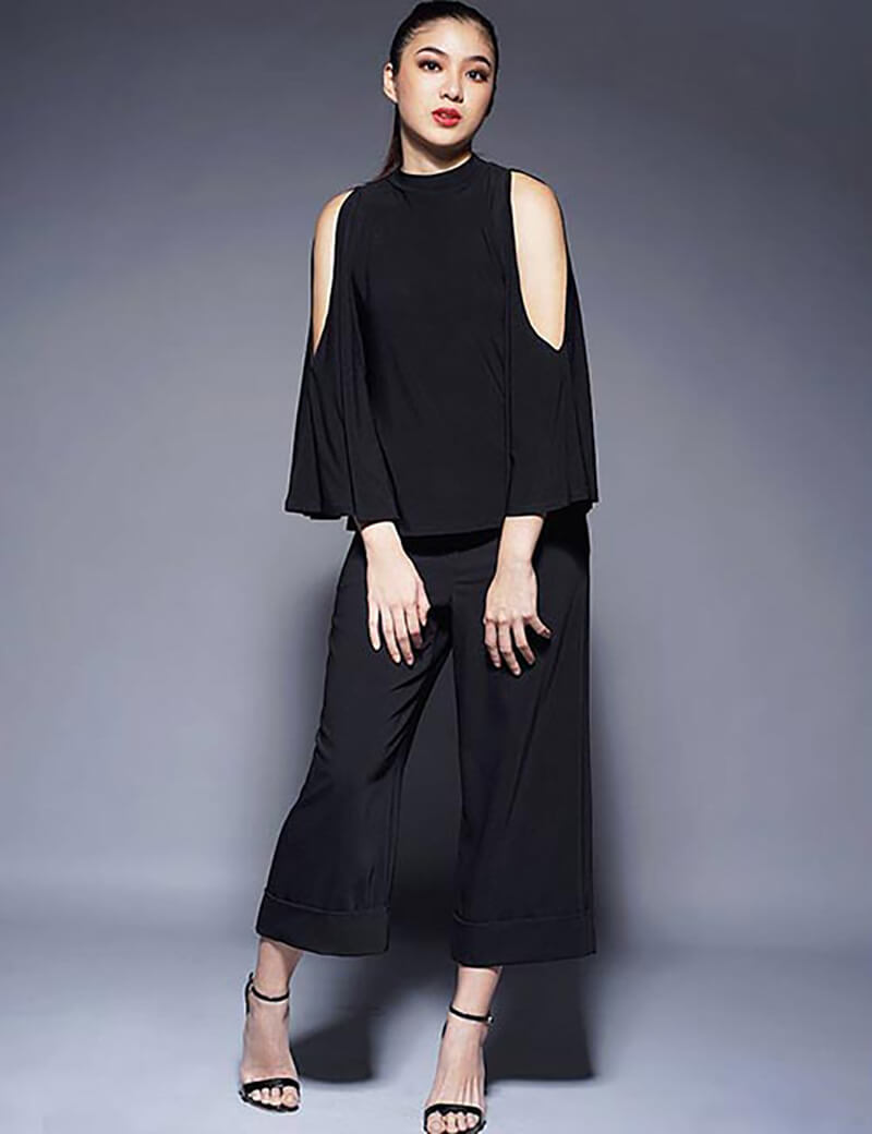 Phong cách đơn sắc monochrome với quần culottes đen