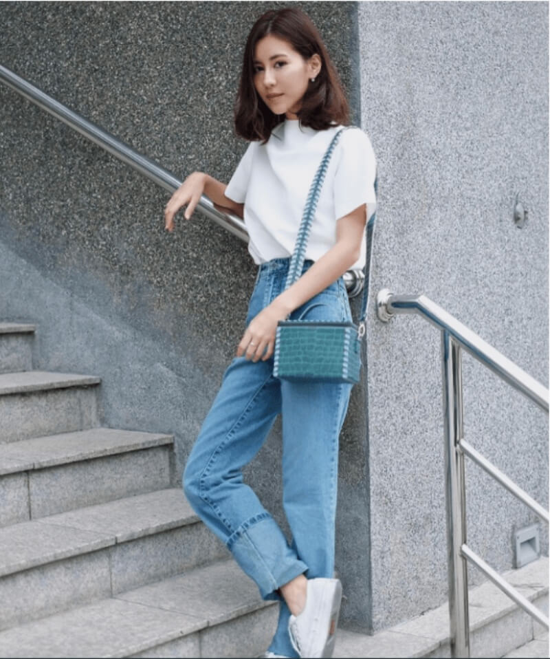 Giày trắng + quần jeans ống rộng 